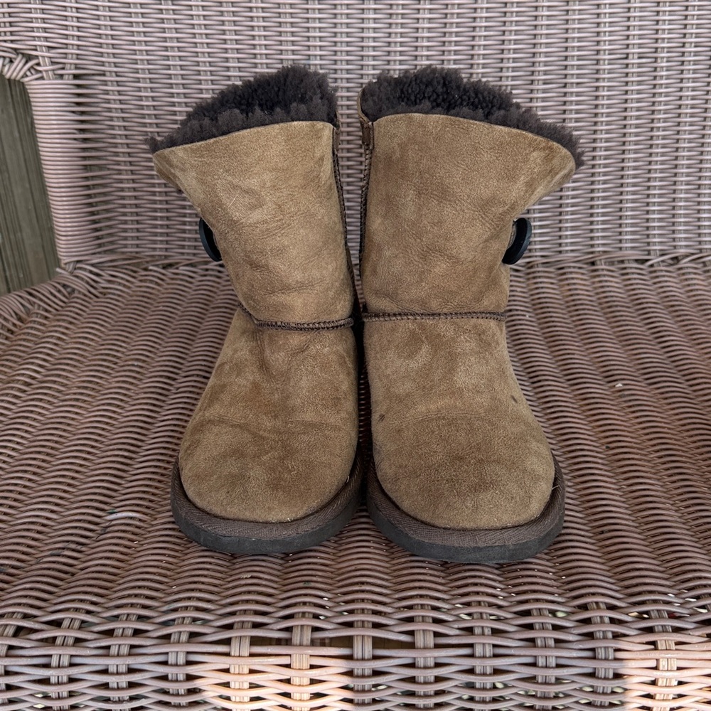 Women’s Size 7 Bailey Button Chestnut Brown Ugg Boots